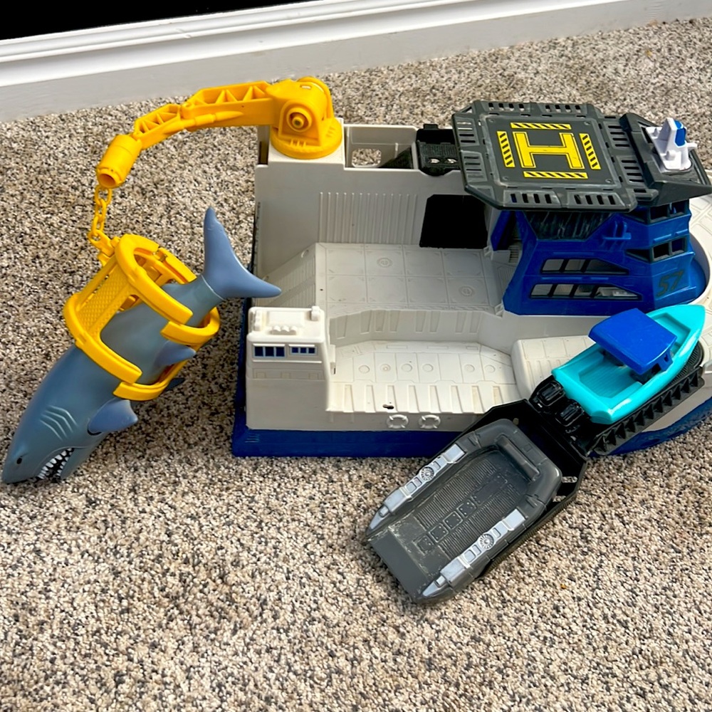 Matchbox Rig Shark Adventure - Picture 2 of 9